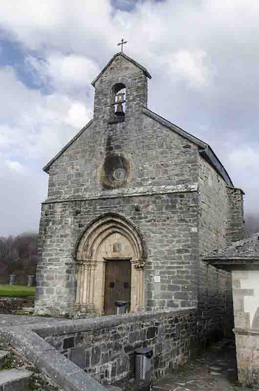 Reyno de Navarra - Orreaga-Roncesvalles 02 - iglesia de Santiago.jpg